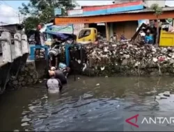 Sampah yang menumpuk di Kalimati Tangerang dibersihkan
