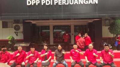 Gunakan Kemeja Hitam