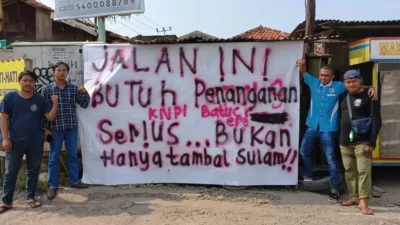 Pemuda Batuceper Kota Tangerang meminta Pemerintah Kota (Pemkot) Tangerang perbaiki Jl. Garuda secara total tanpa siasat tambal sulam