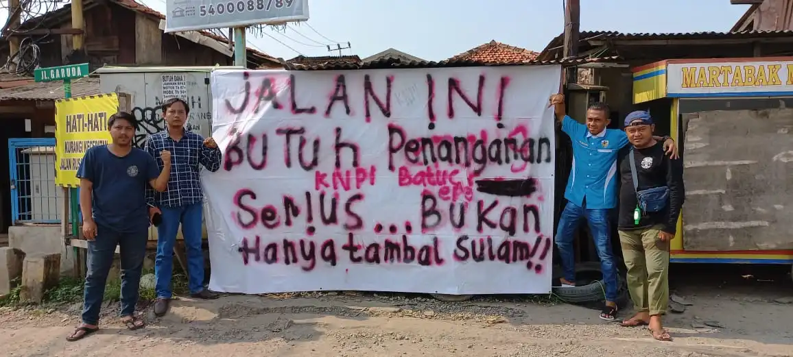 Pemuda Batuceper Kota Tangerang meminta Pemerintah Kota (Pemkot) Tangerang perbaiki Jl. Garuda secara total tanpa siasat tambal sulam