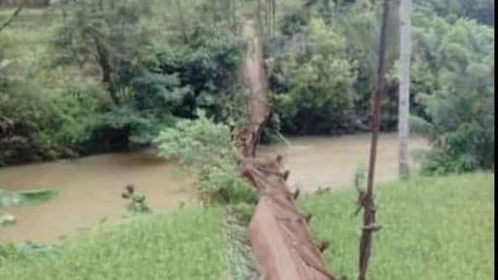 Sembilan siswa SMP 4 Cijaku jatuh saat hendak melintas di atas jembatan gantung Lebak Nangka, Desa Ciapus, Kecamatan Cijaku, Lebak.