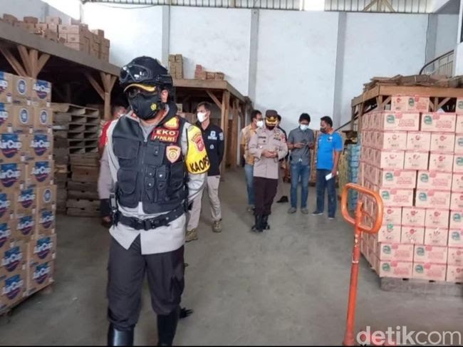 Kapolres Sumedang AKBP, Eko Prasetyo Robbyanto, berkeliling ke sejumlah gudang distributor minyak goreng di Jatinangor.