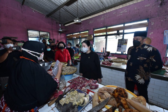 Puan Maharani Borong Bakso