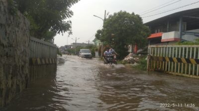 Banjir di Kecamatan Periuk Masih Setinggi Betis Orang Dewasa