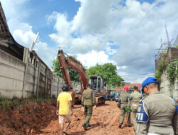 Pengurukan Tanah di Curug akibatkan Jalanan Licin