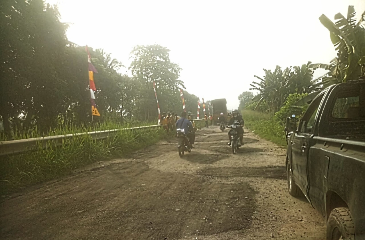 Kondisi Jalan alternatif Talang Desa Talagasari Kecamatan Balaraja Kabupaten Tangerang Banten rusak parah