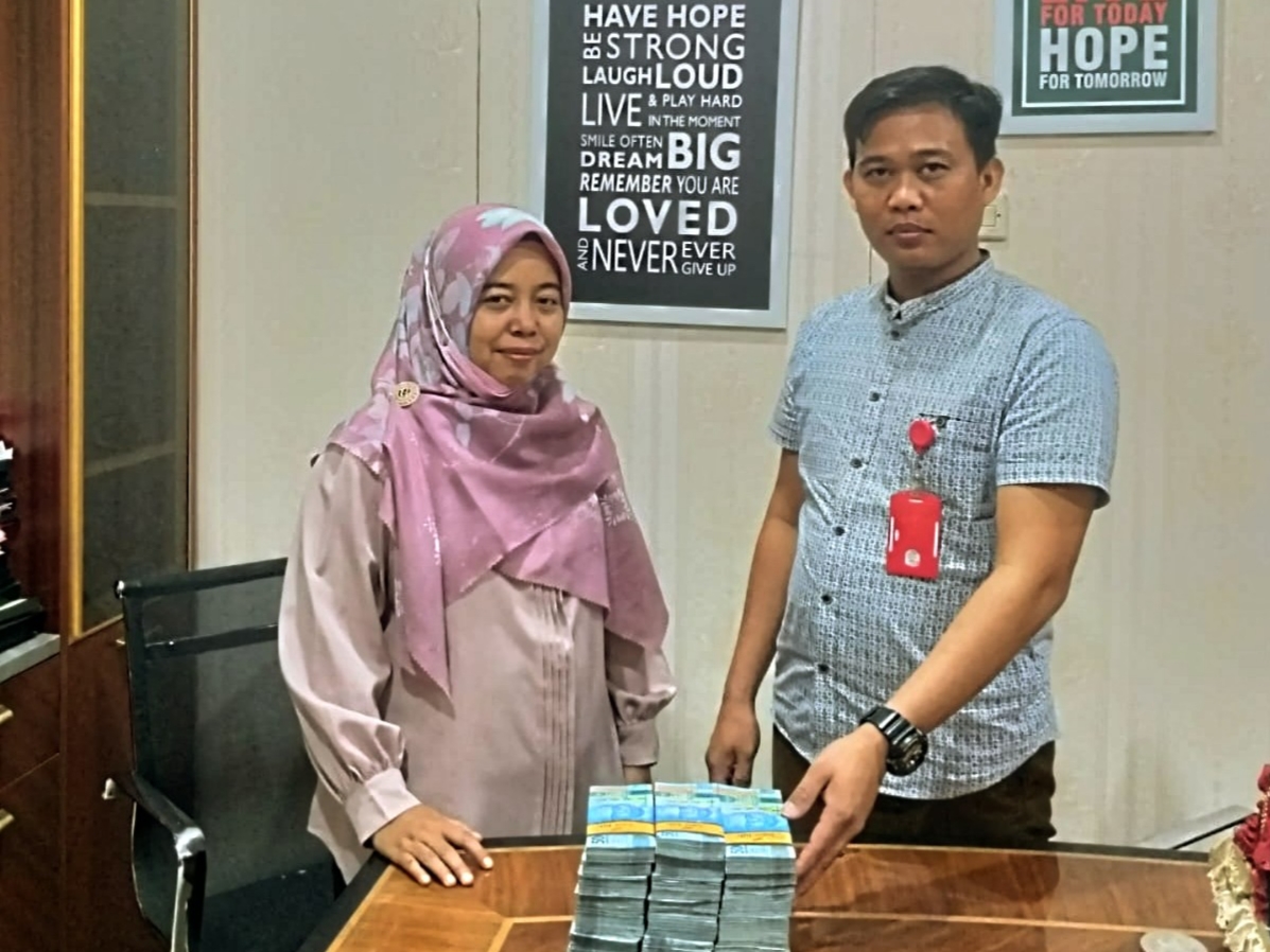 Tersangka kasus mafia pupuk berinisial AEF melalui tim kuasa hukumnya mengembalikan uang kerugian negara sebesar Rp. 110 Juta kepada Kejaksaan Negeri Kabupaten Tangerang