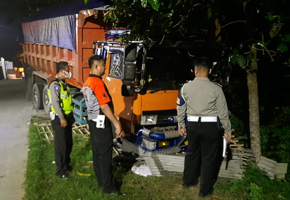 Truk tronton tabrak warung nasi di Sukadiri Kabupaten Tangerang Banten