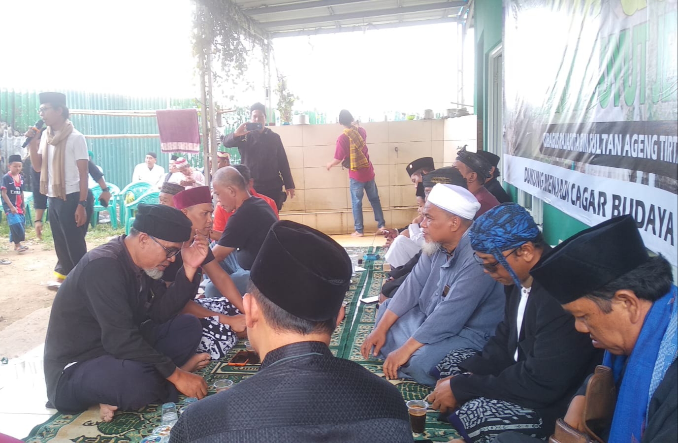 Warga beziarah ke makam Ki Buyut Jenggot di Panungganga Barat Kecamatan Cibodas Kota Tangerang Banten