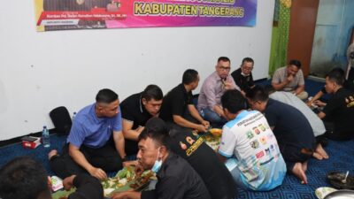 Kapolresta Tangerang Kombes Raden Romdhon Natakusuma ngariung dengan wartawan di Sekretariat PWI Kabupaten Tangerang