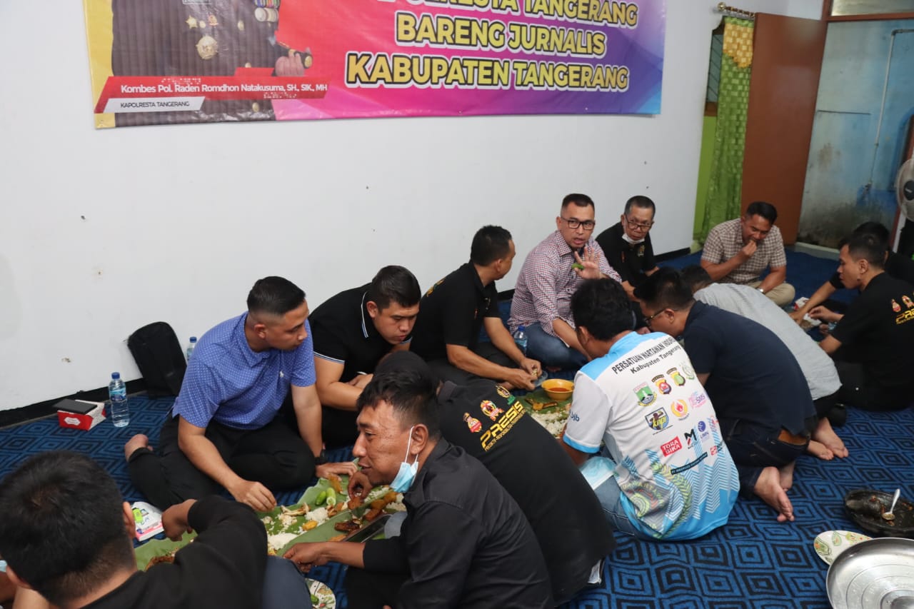 Kapolresta Tangerang Kombes Raden Romdhon Natakusuma ngariung dengan wartawan di Sekretariat PWI Kabupaten Tangerang