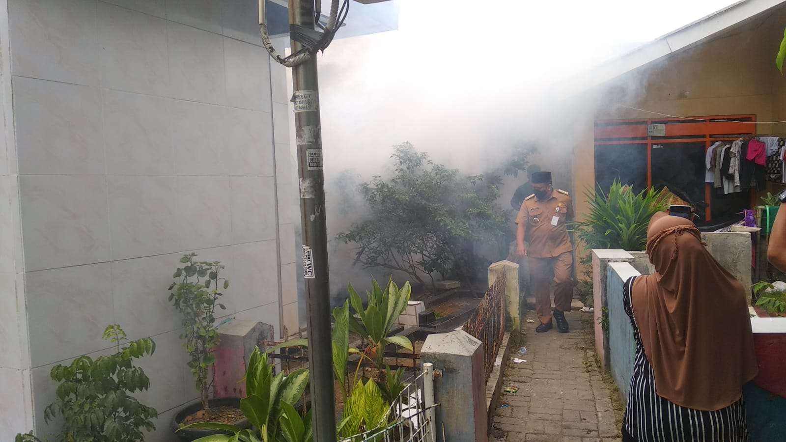 Antisipasi meluasnya penyakit chikungunya Kelurahan Batusari Kecamatan Batuceper Kota Tangerang Banten lakukan fogging