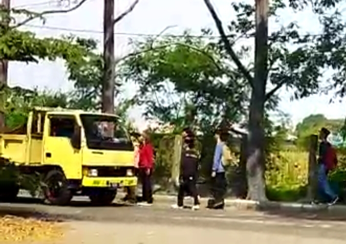 Aksi pelajar stop truk di jalanan