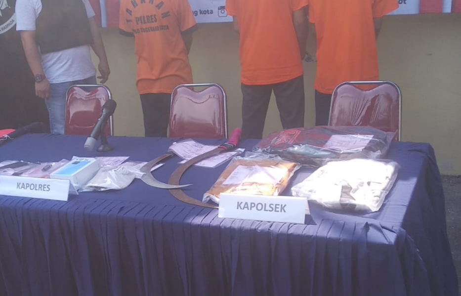 Barang bukti yang disita polisi dari sekelompok pemuda yang menyerang karyawan PT Lotus Emas di Batuceper Kota Tangerang.