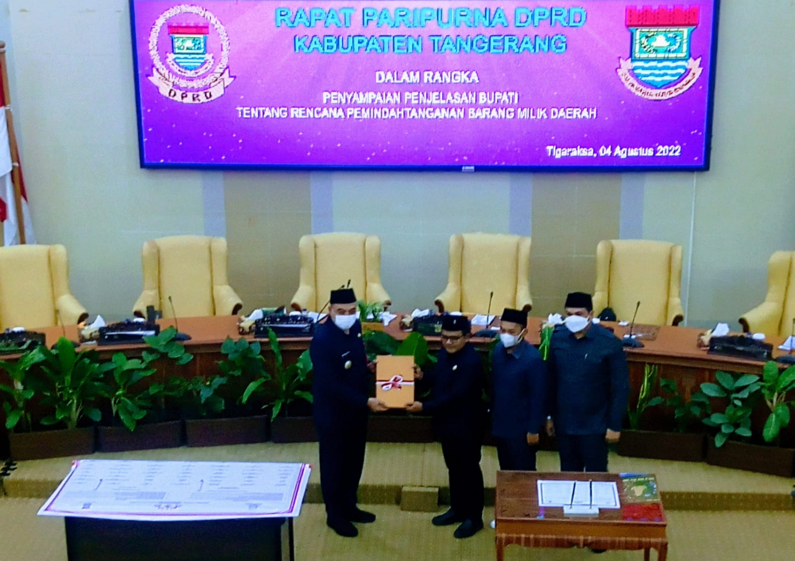 Bupati Tangerang Ahmed Zaki Iskandar dalam rapat paripurna bersama DPRD setempat