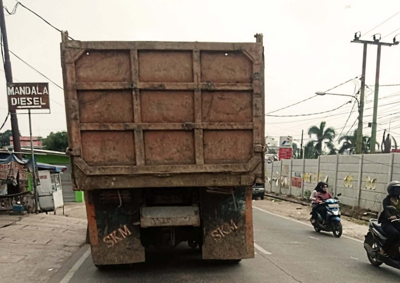 Truk bermuatan tambang langgar Perbup Tangerang nomor 12 tahun 2022 tentang pembatasan jam operasional kendaraan di wilayah tersebut