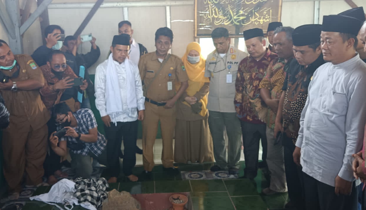 DPRD dan Disbudpar Kota Tangerang melakukan kunjungan ke makam Ki Buyut Jenggot di Panunggangan Barat Kecamatan Cibodas Kota Tangerang Banten