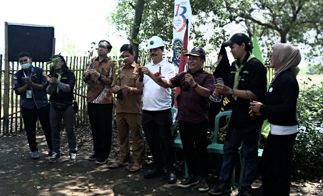 Pada Milad ke 13 Civitas Akademik UMT nanam rubuan bibit mangrove di Tanjung Burung Tangerang Banten