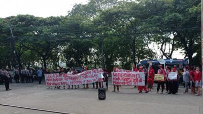 Karyawan SPBU Demo Tuntut Perusahaan Kembalikan Potongan Gaji Selama Dua Tahun