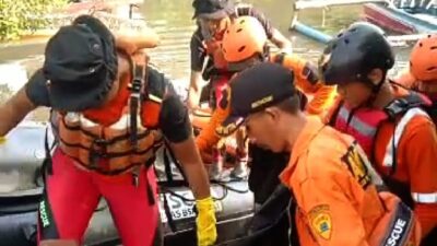 BASARNAS sedang evakuasi Korban Tenggelam di Pantai Desa Muara Pertamina Kecamatan Teluknaga Kabupaten Tangerang Banten