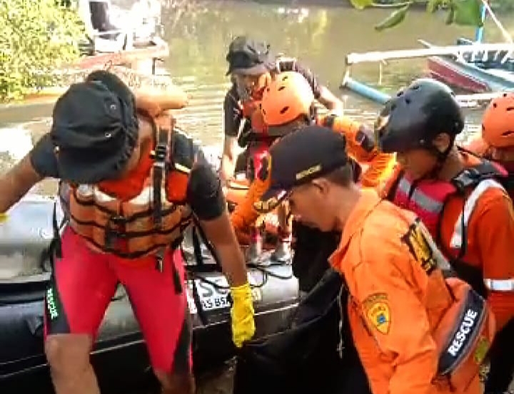 BASARNAS sedang evakuasi Korban Tenggelam di Pantai Desa Muara Pertamina Kecamatan Teluknaga Kabupaten Tangerang Banten