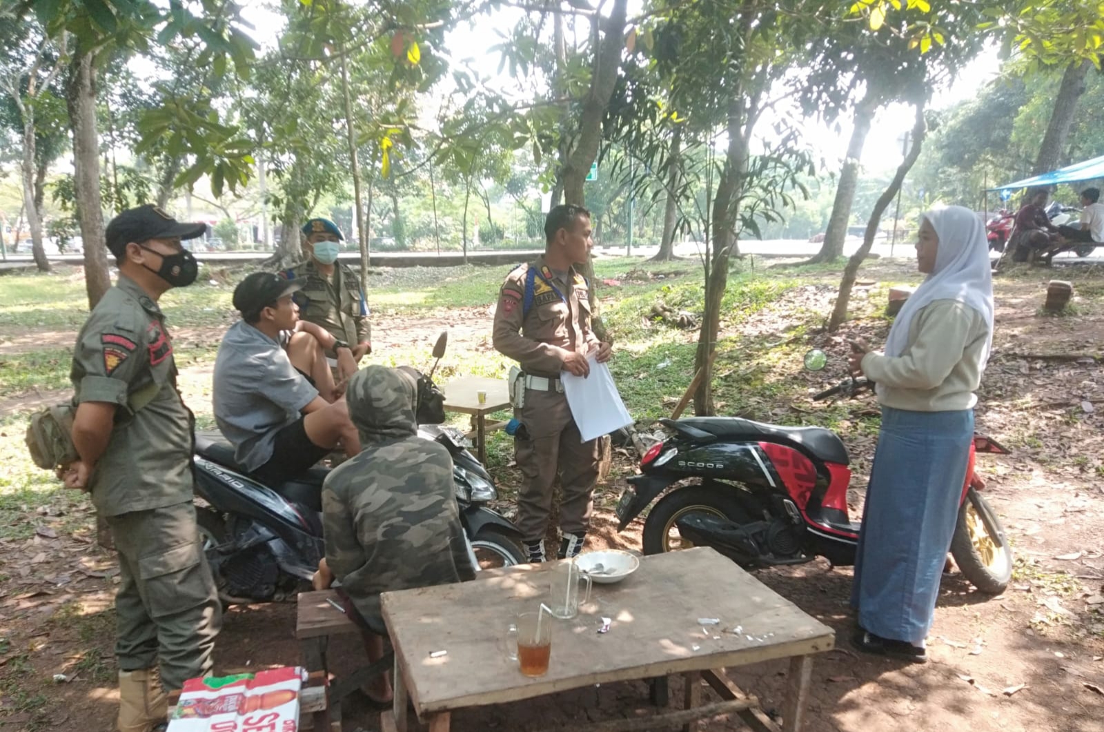 Satpol PP tegor salah satu siswa SMA yang bolas di Hutan Kota Pemkab Tangerang