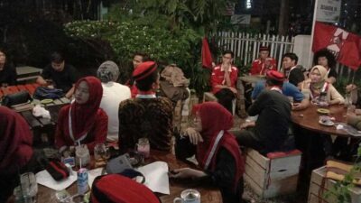 Diskusi Anggota GMNI Kota Tangerang terkait wacana kenaikan BBM di salah satu kedai di perumahan Tangerang