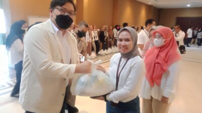 Direktur Karang Tumaritis Institute Dicurhati Soal Infrastruktur Saat Bagikan Paket Sembako Bantuan CSR Bank Mandiri