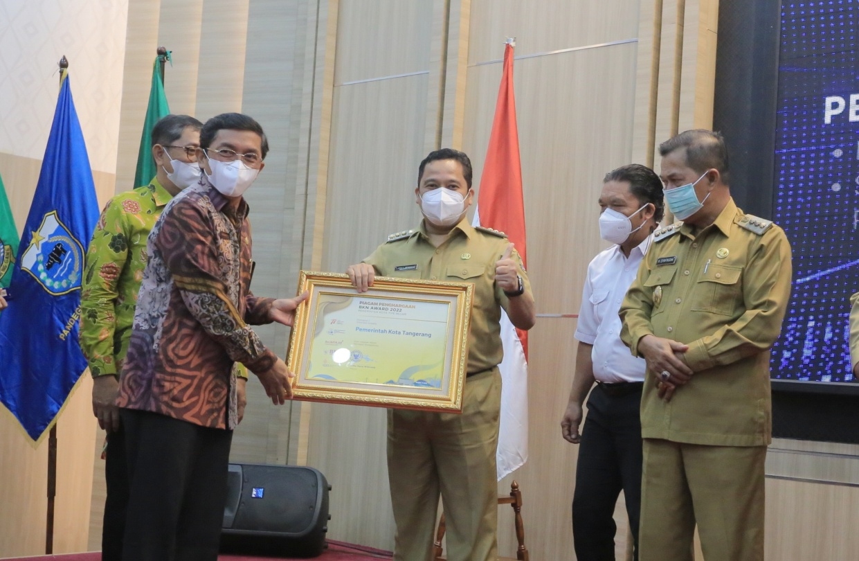 Wali Kota Tangerang Arief R Wismansyah saat menerima langsung tujuh penghargaan dari Badan Kepegawaian Negara di Pendopo Gubernur Banten Serang