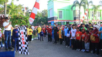 Wakil Wali Kota Tangerang Sachrudin lepas gerak jalan keliling di kampung Pinang Kota Tangerang