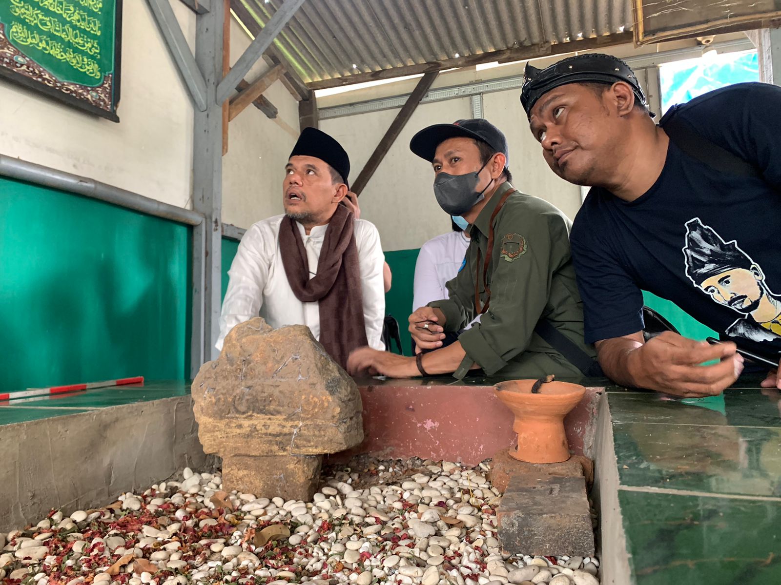 Badan Penelitian Cagar Budaya (BPCB) Banten melakukan investigasi di area makam Ki Buyut Jenggot di Kota Tangerang