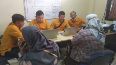 Para pelaku usaha sedang memproses NIB di Kantor Kecamatan Batuceper Kota Tangerang Banten