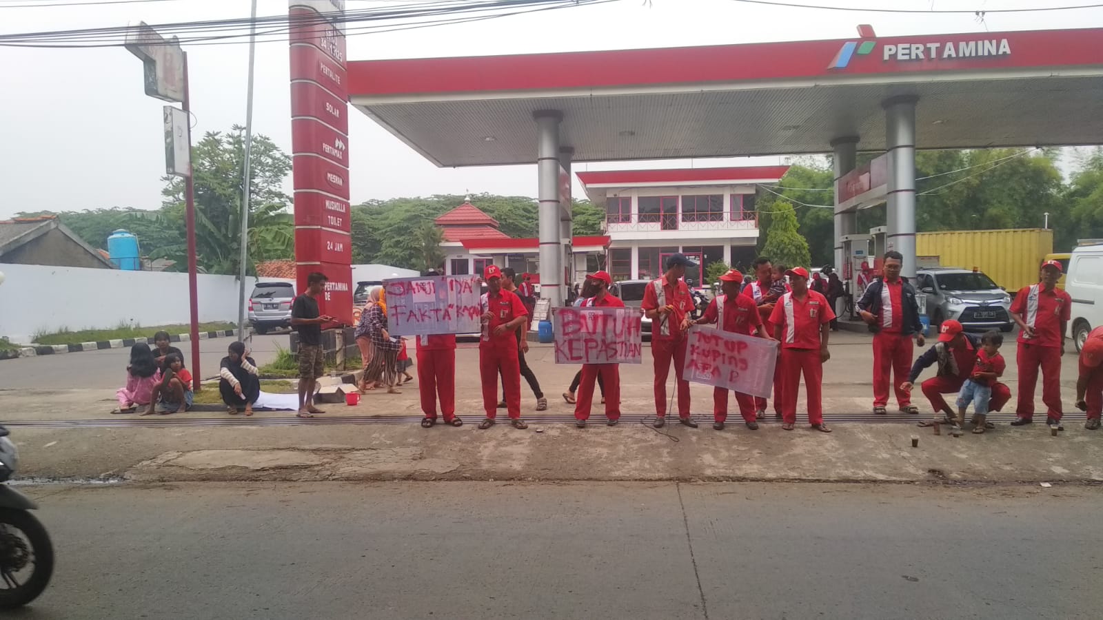 Karyawan SPBU Neglasari Kota Tangerang demo karena gajinya dipotong sepihak oleh perusahaan