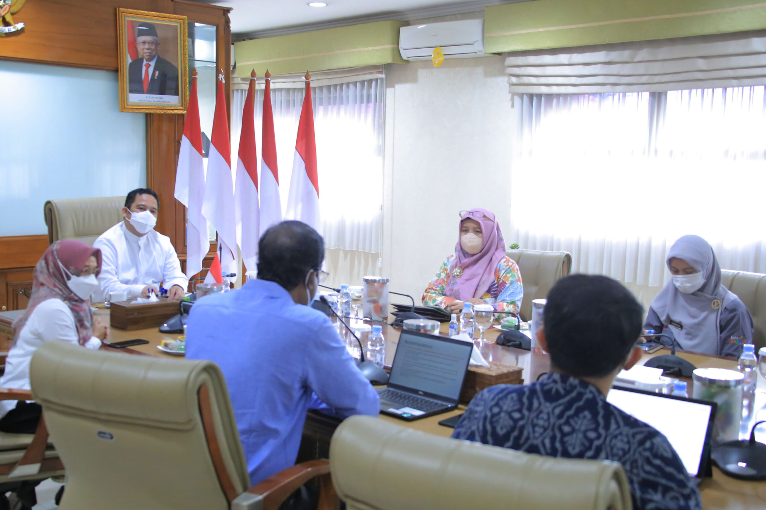 Wali Kota Tangerang Arief R Wismansyah saat mendengarkan hasil evaluasi dari tim WHO dan Kemenkes RI di Pusat Pemerintahan Kota Tangerang Banten