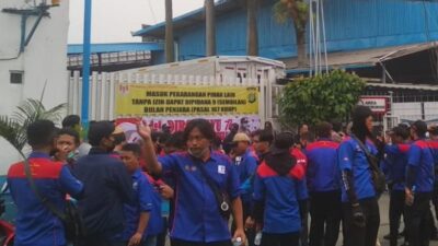 PT Yasunli Abadi Utama Plastik Kota Tangerang Didemo buruh.