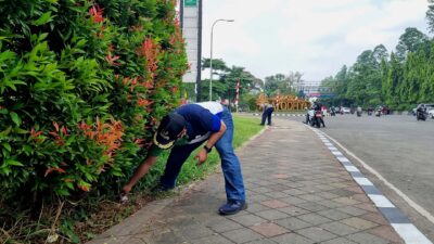 Wali Kota Tangerang, Arief R Wismansyah memungut sampah di sisi trotoar