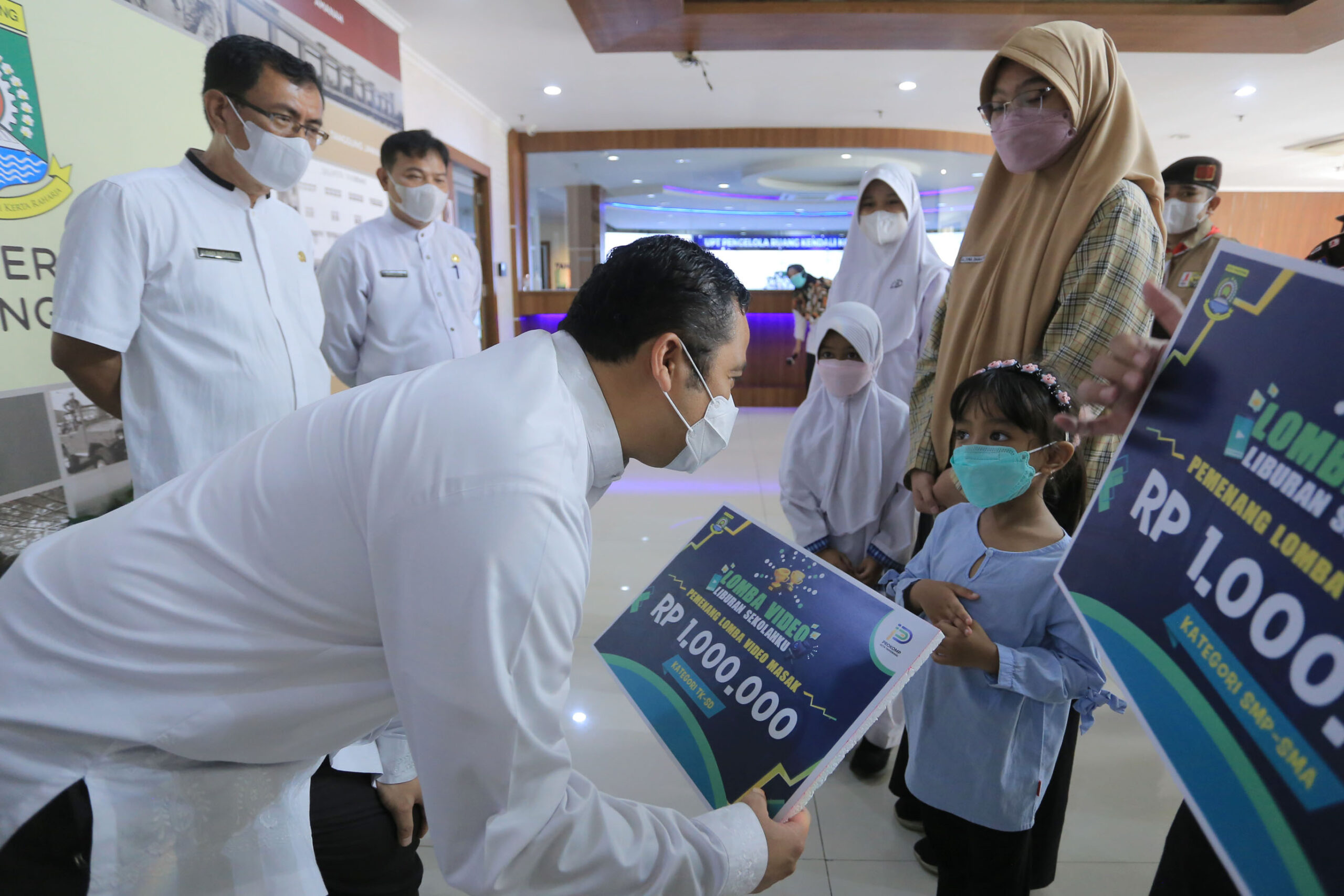 Wali Kota Tangerang, Arief R Wismansyah berikan penghargaan pada siswi TK yang menang lomba video liburan sekolah