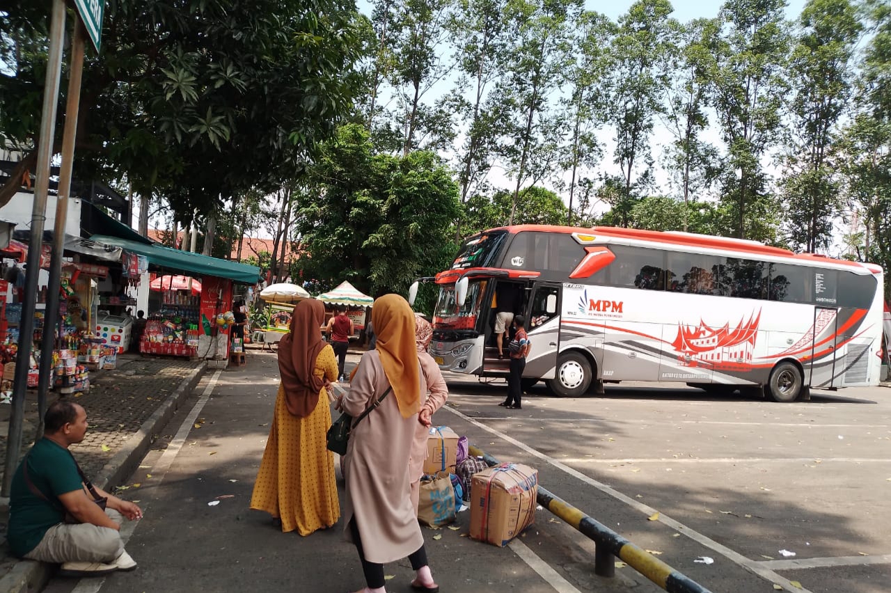 Para pengguna angkutan di Terminal Poris Plawad keluhkan naiknya tarif PO Bus