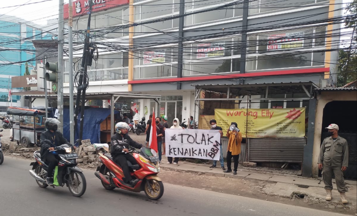 Sekelompok pemuda di Kota Tangerang demo tolak kenaikan harga BBM