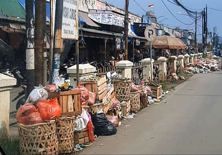 Sampah menumpuk di depan Pasar Curug, Kabupaten Tangerang