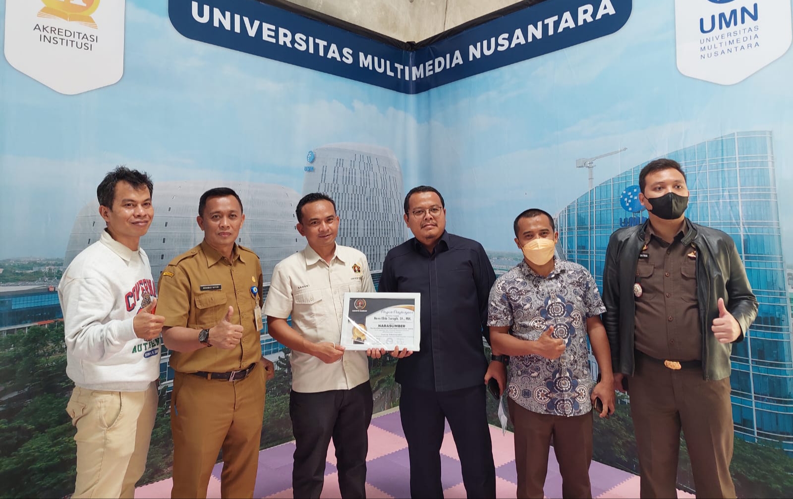 Kasi Pidsus Deny Marinca Batik Abu Abu didampingi Kasi Intel Ate Quesyini