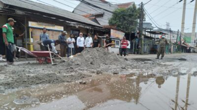 Warga sekitar Jalan Garuda Kota Tangerang perbaiki sendiri jalan yang rusak parah