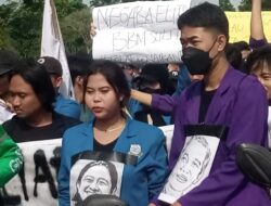 Tolak Kenaikan BBM, Mahasiswa Demo Bawa Gambar Puan dan Jokowi “Ingkar Janji”