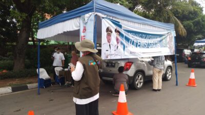 DLH Kota Tangerang saat melakukan uji emisi gratis di Jalan Jenderal Soedirman