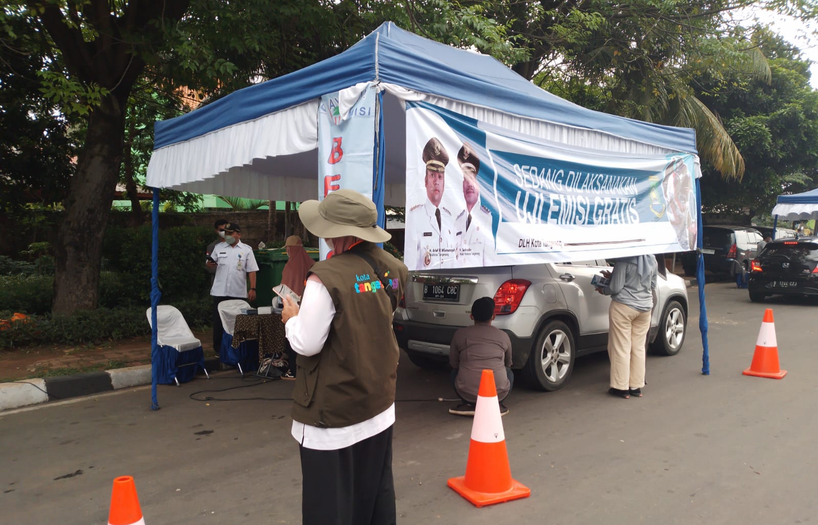 DLH Kota Tangerang saat melakukan uji emisi gratis di Jalan Jenderal Soedirman