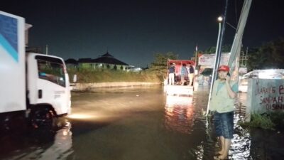 Banjir landa warga di Kecamatan Periuk Kota Tangerang Banten dengan ketinggian air mencapai 50 Cm