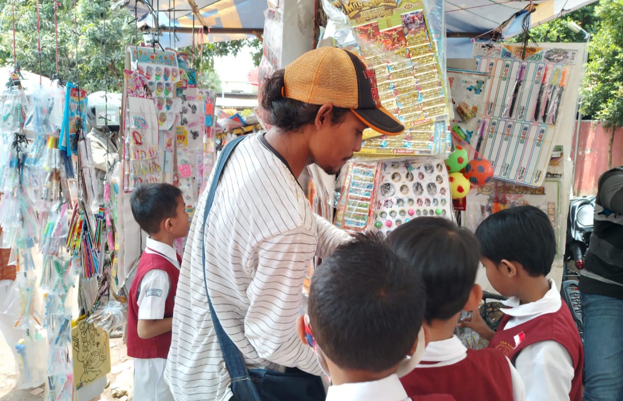 Penjual mainan anak-anak di sekitar sekolah dasar di Kota Tangerang Banten