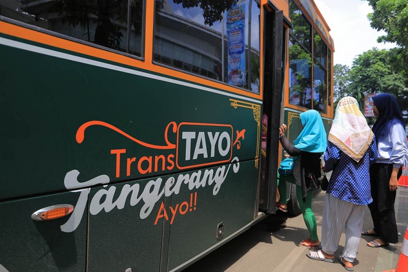 Masyarakat tampak antusias naik angkutan umum Bus Tayo dan Si Benteng yang disedikan Pemkot Tangerang dengan gratis