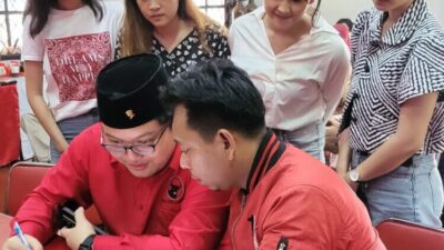 Diantar Puluhan Milenial Abraham Resmi Daftar Caleg DPRD Banten Ke PDIP Kabupaten Tangerang