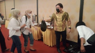 Karang Tumaritis Institute Salurkan Bantuan Sembako CSR BNI Kepada Pendamping UMKM di Tangerang Raya